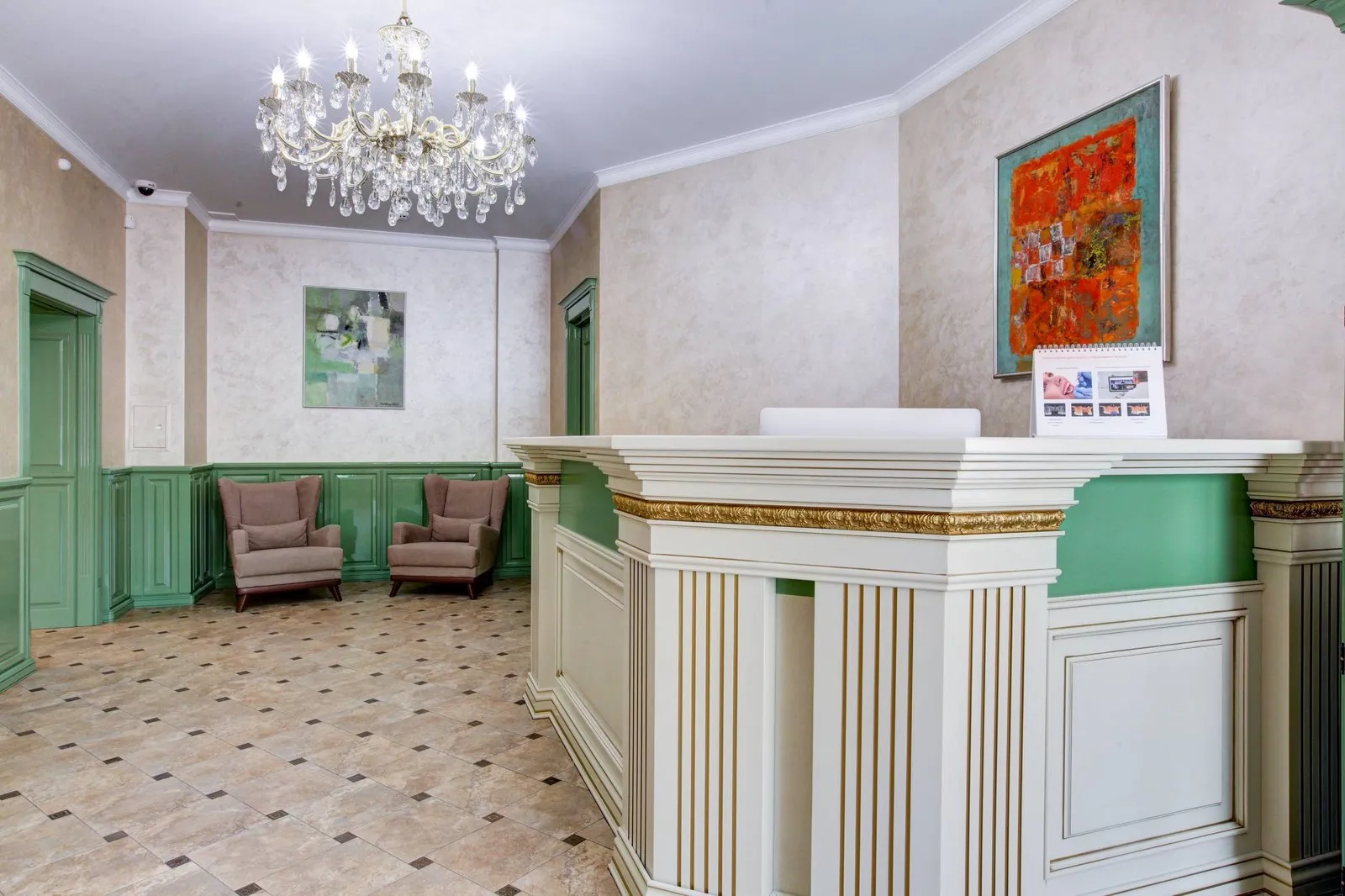Холл и стойка администратора клиники WestMed